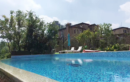 Swimming pool of Longhu linxiwan private villa in Zhengzhou