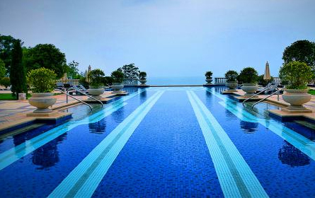 Swimming pool of Longhu linxiwan private villa in Zhengzhou